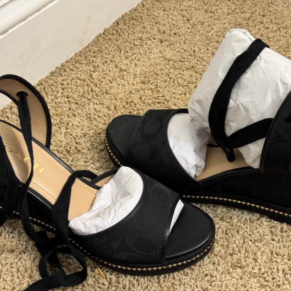 Black with gold accents wedges - Picture 9 of 9